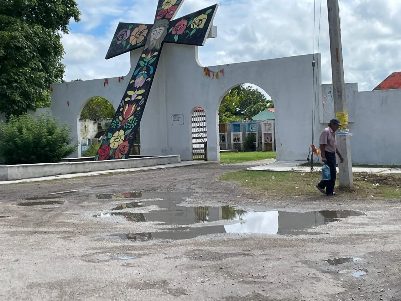 Habitantes recuerdan que el camino lleva al cementerio La Cruz y una escuela cercana, por lo que solicitan acciones antes del Día de Muertos.