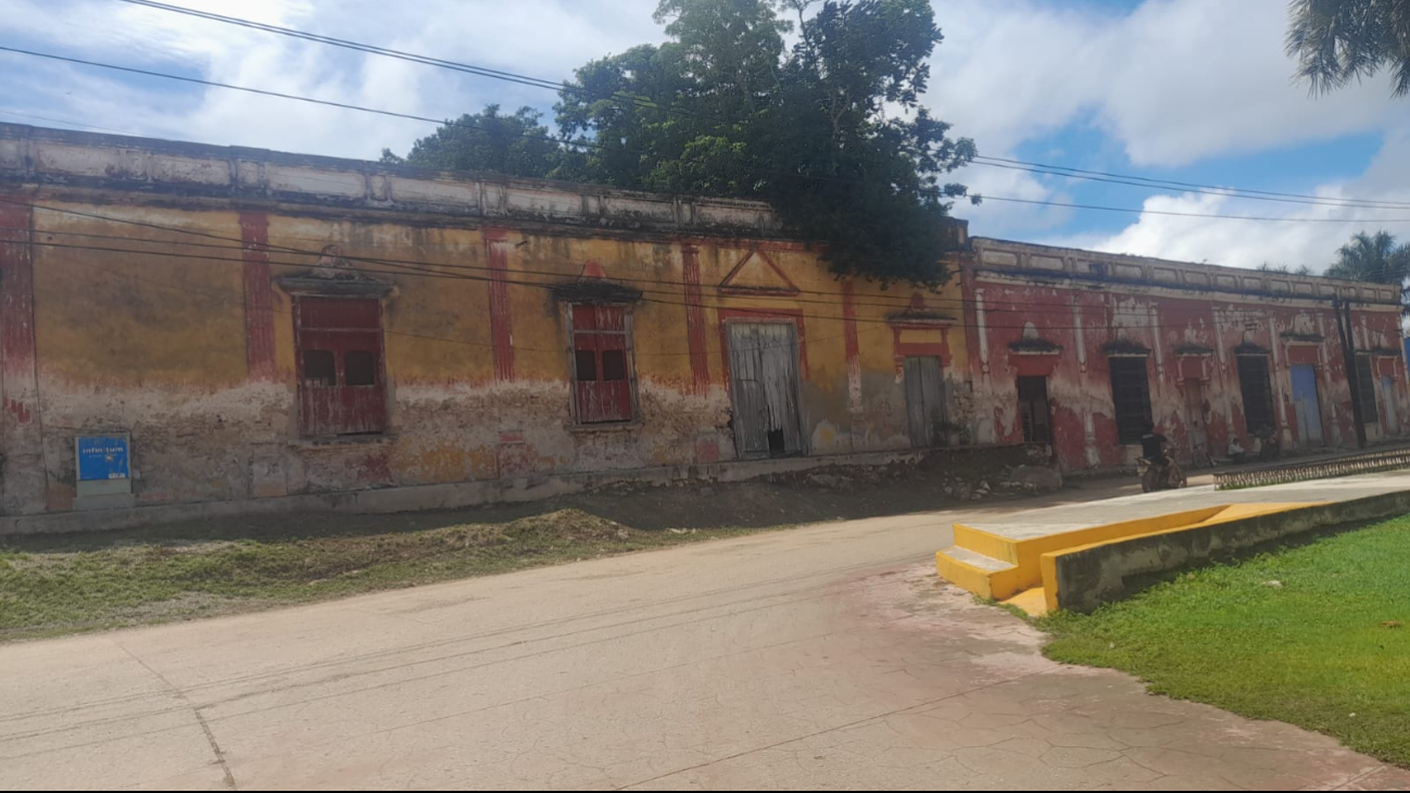 La comunidad cuenta con edificios coloniales valorados por la UNESCO, además de artesanos que elaboran hamacas y tallan madera fina.