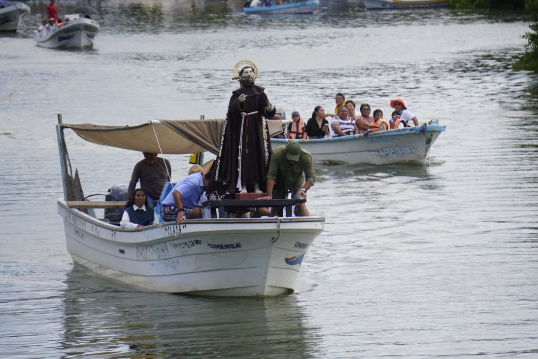 La reverenciada imagen fue acompañada por unas 10 embarcaciones donde iban sacerdotes, fieles, monjas y las reinas de la feria.