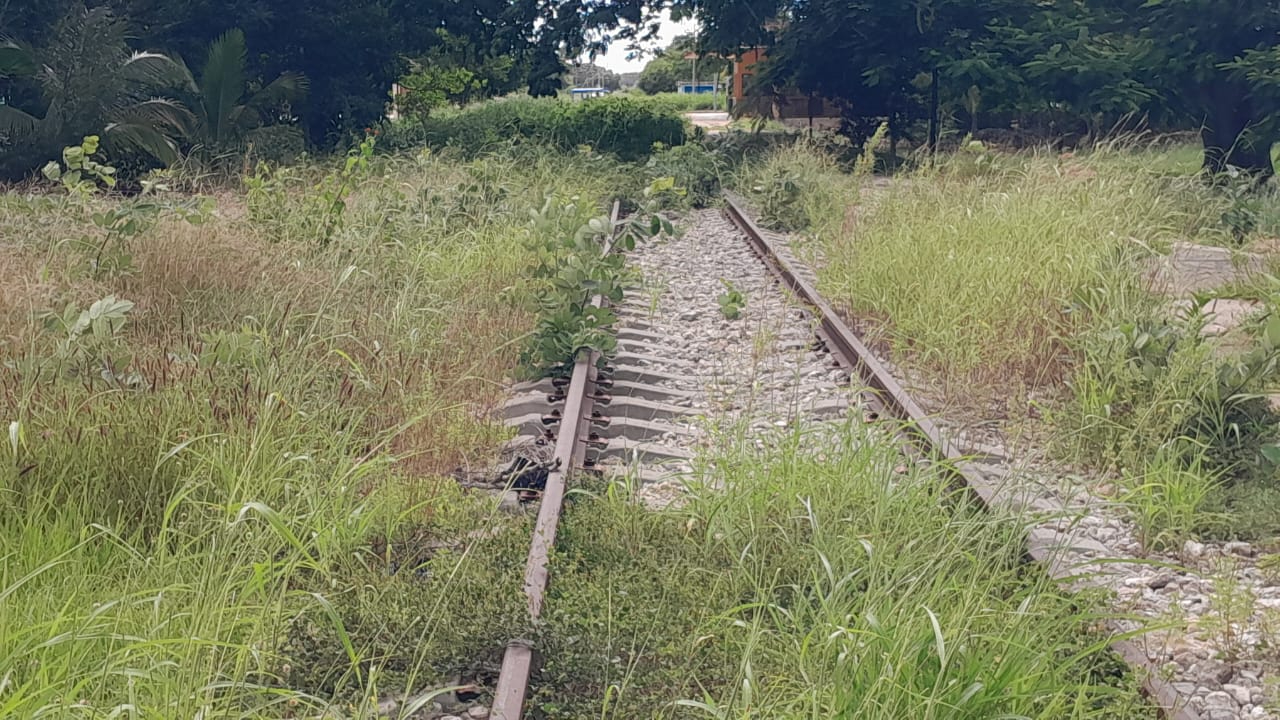 Las tierras fueron utilizadas por la Secretaría de Infraestructura, Comunicaciones y Transportes (SICT) para el tren de carga, pero no se cumplió con el pago de indemnización.
