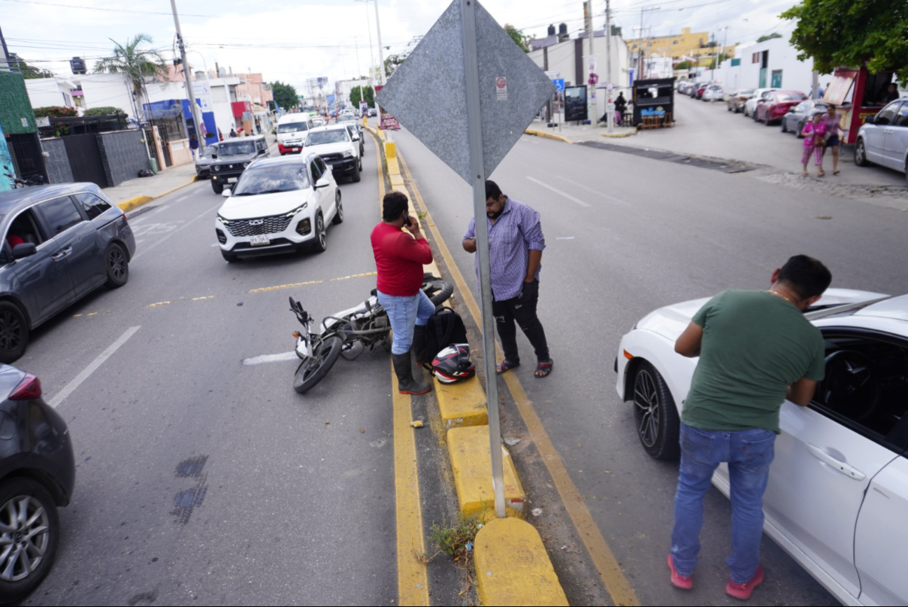 Un motociclista resultó herido tras ser embestido por un conductor distraído que no respetó el cambio de semáforo en la avenida Central.