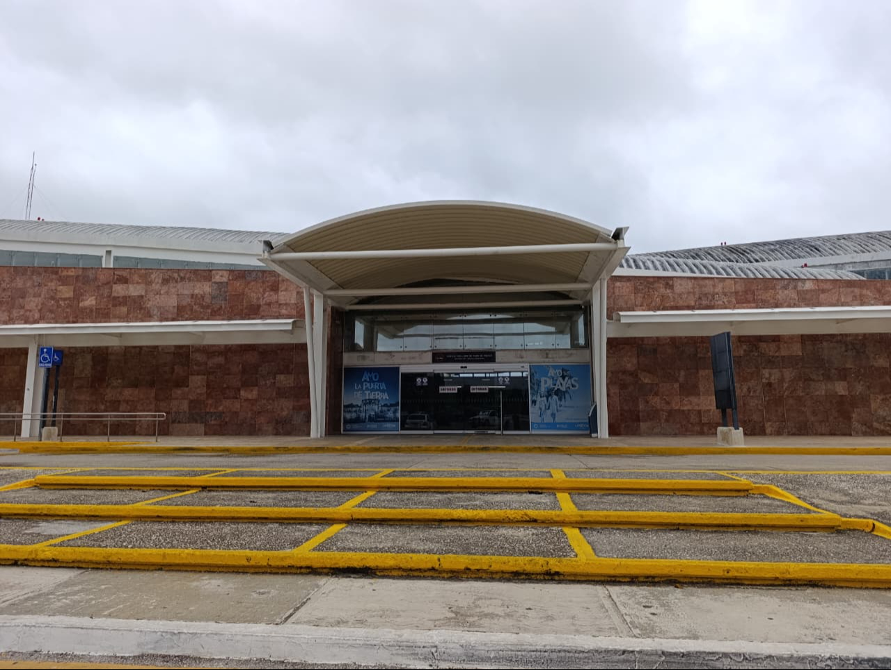 Autoridades federales y la aerolínea reprogramaron la salida para el día siguiente.