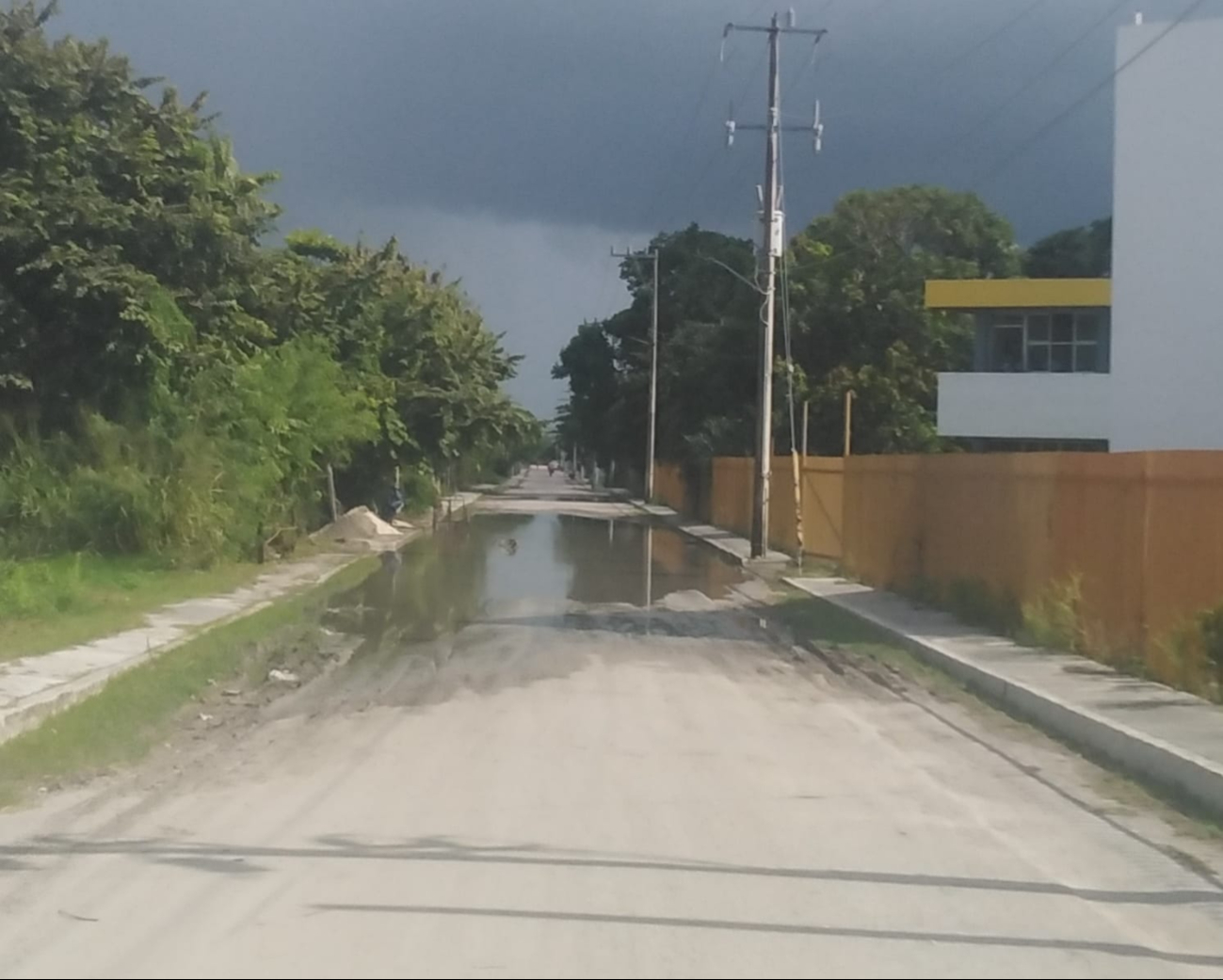 Ciudadanos exigen obras pluviales para evitar accidentes en calles inundadas