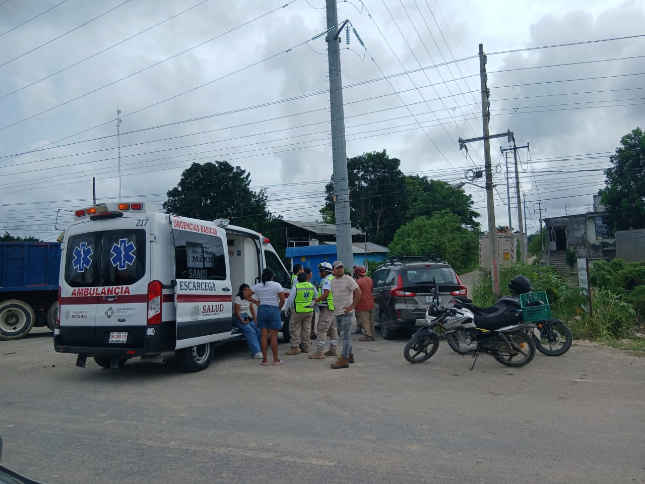 Daños materiales y crisis nerviosa tras percance vial en Escárcega