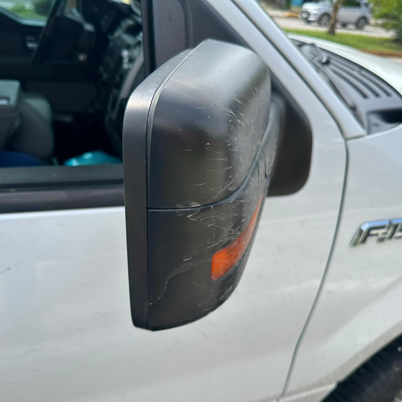 Dos camionetas, una Mitsubishi gris y una Ford F-150 blanca, se rozaron sobre la avenida Central por avenida Puerto de Campeche.