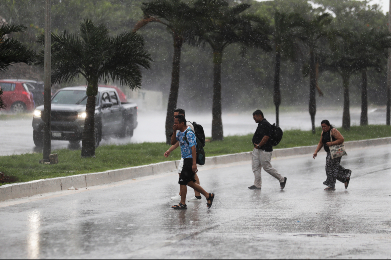 El Servicio Meteorológico Nacional informó que hay un área de inestabilidad atmosférica asociada a una onda tropical.