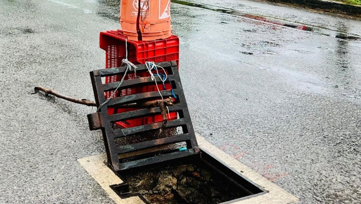 Reportan alcantarilla abierta en calles de Chetumal