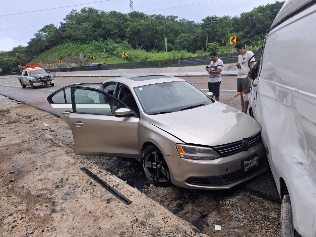 Una camioneta de paquetería PRNSA y un automóvil Jetta colisionaron sobre la carretera federal Mérida–Campeche