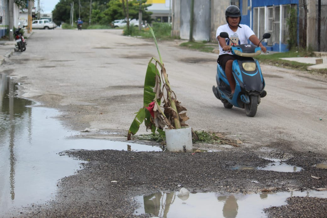 Vecinos de Los Manguitos, en Champotón, denuncian la omisión de autoridades ante su solicitud de bacheo en la calle 15 B.