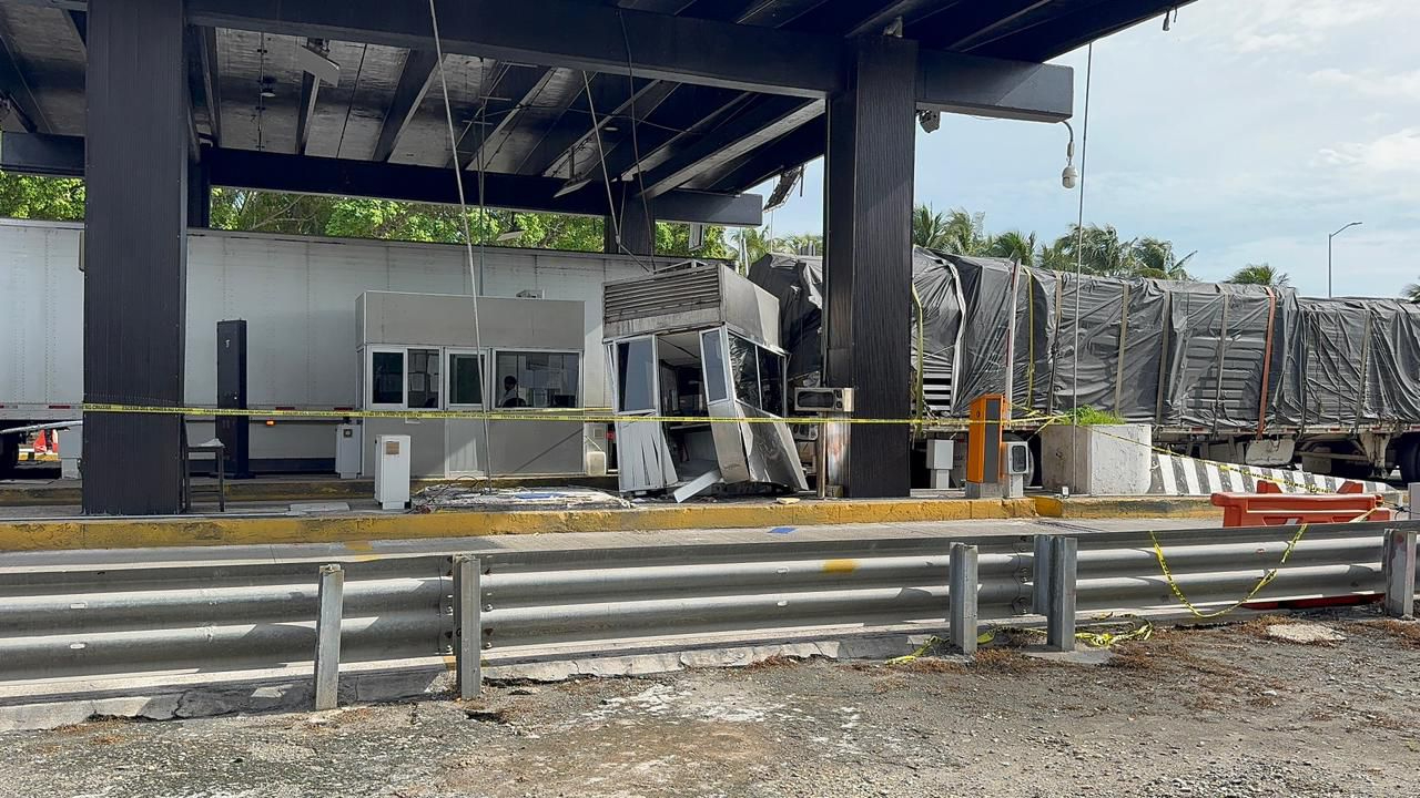 Camión de carga impacta y destruye módulo de cobro en el Puente Zacatal