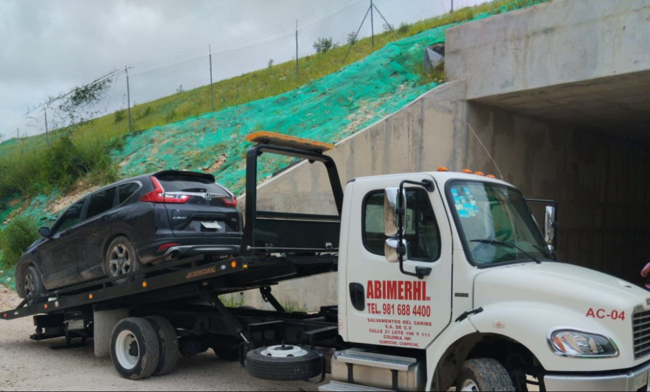 El vehículo, una Honda con placas de Chiapas, fue hallado abandonado sobre el periférico Pablo García I. Montilla.