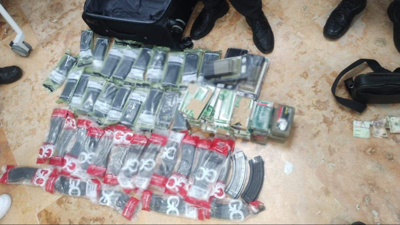 Fueron asegurados cargadores para armas de largo alcance.