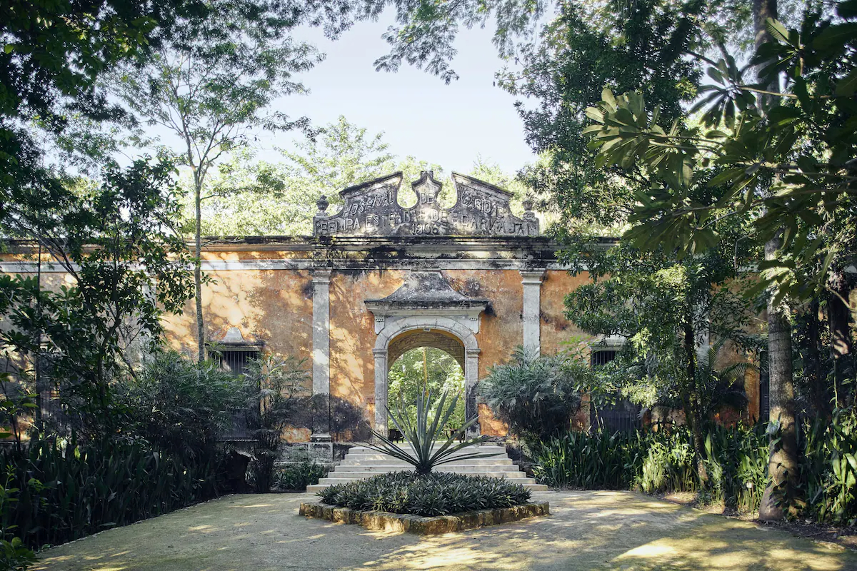 La hacienda conserva estructuras históricas, incluyendo la casa principal, la capilla y el cementerio.