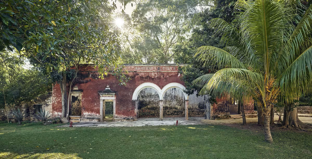 La hacienda sirvió de escenario para la casa de Alejandro Almonte (Sebastián Rulli) en el ficticio pueblo de Agua Azul.