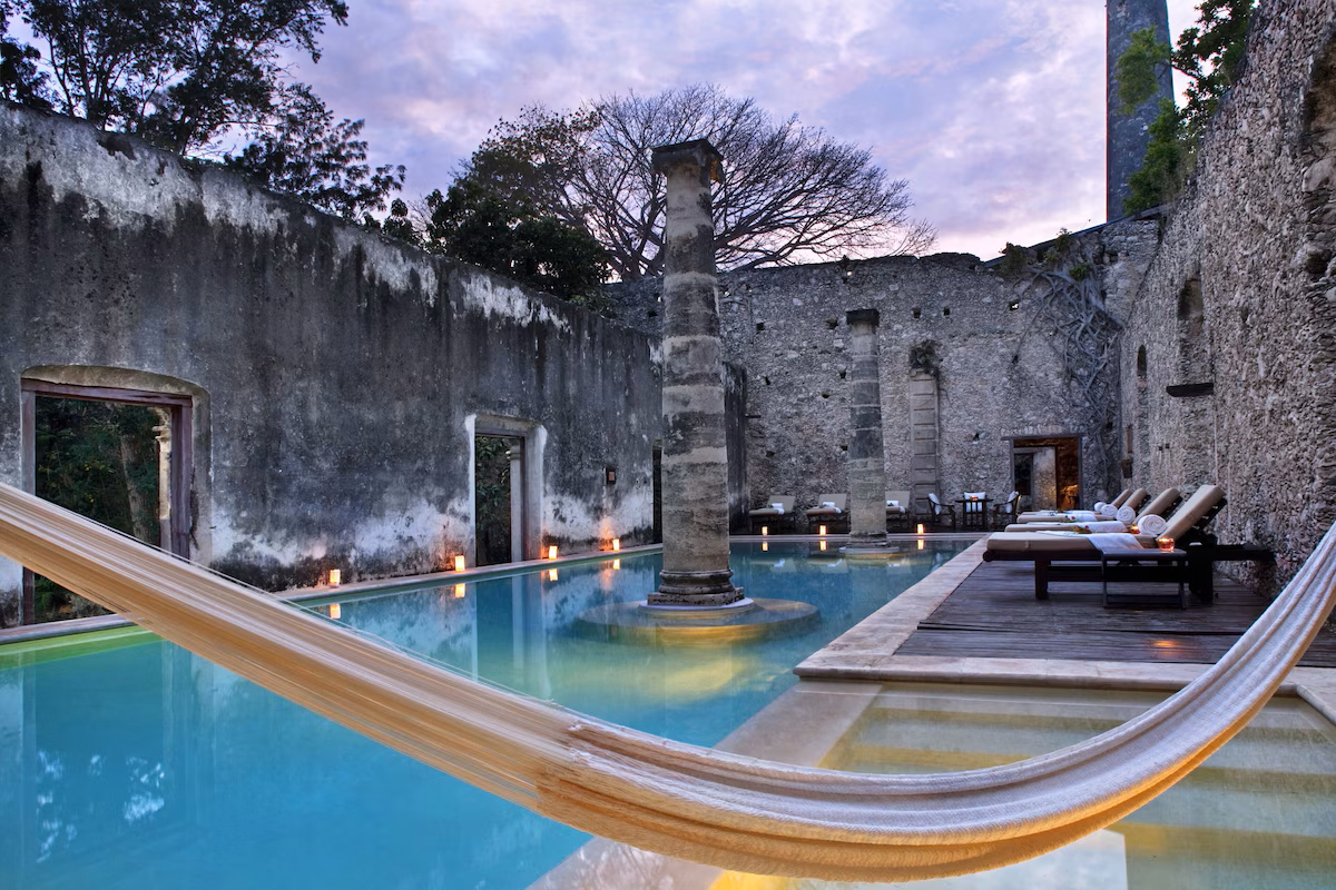 La hacienda Uyamón ofrece servicios premium como spa, piscina y un restaurante con menú regional e internacional.