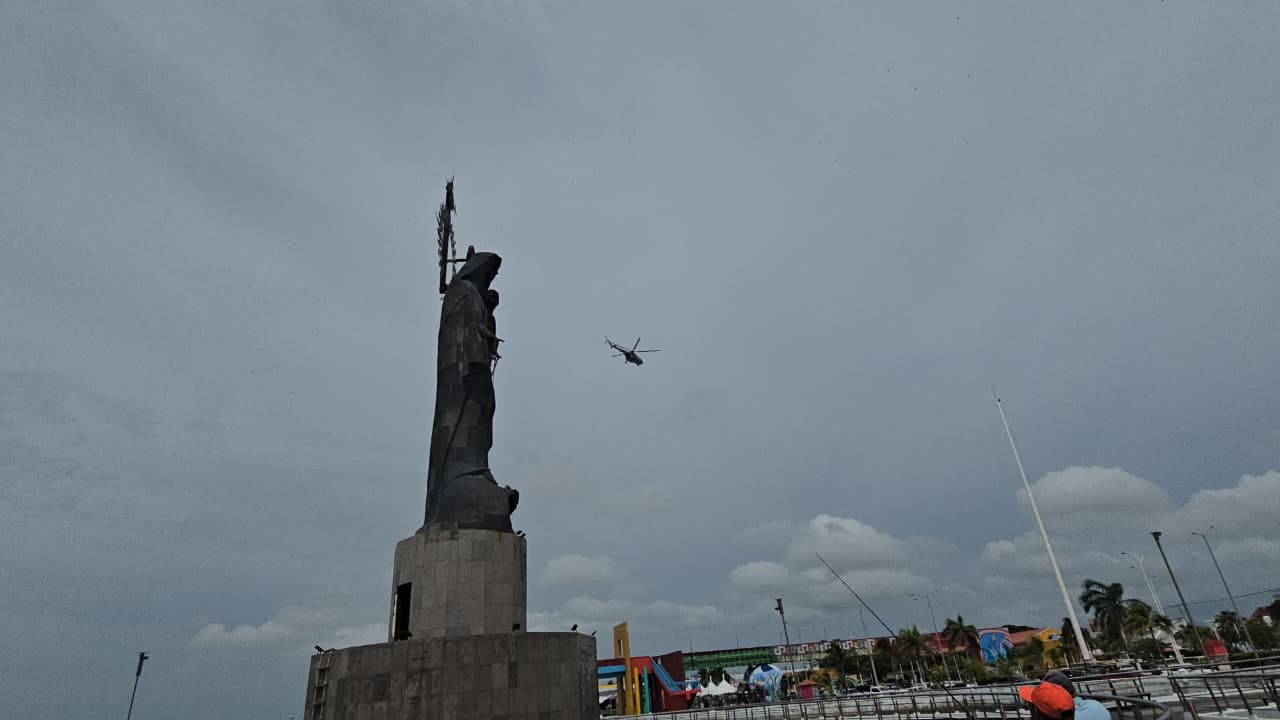 La maniobra simuló un rescate real para fortalecer la coordinación y respuesta ante emergencias marítimas.