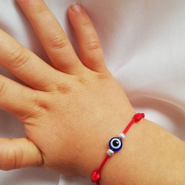 Las pulseras se ponen en  las muñecas de infantes.
