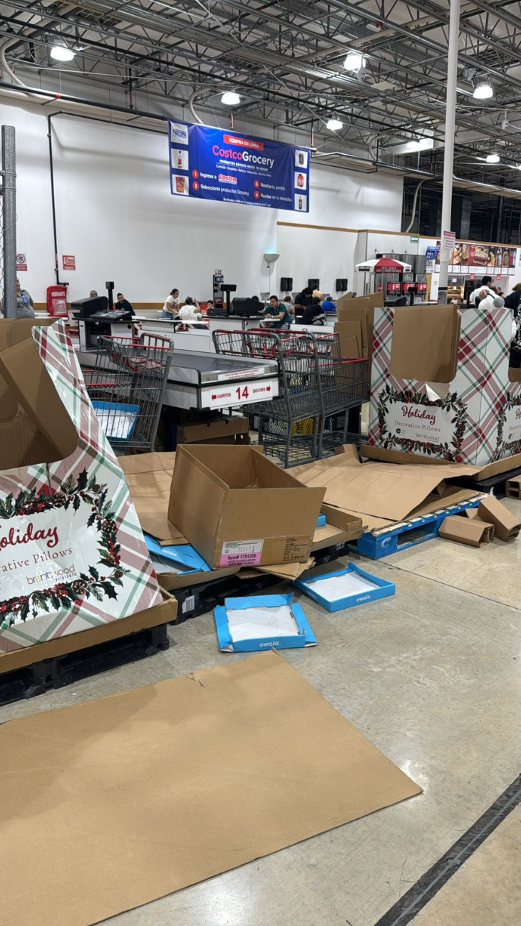 Los exhibidores del Costco quedaron vacíos tras la pelea por los artículos