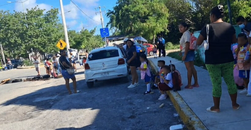 Padres de familia pertenecientes al kínder Frida Kahlo ubicado en las inmediaciones de la región 237 bloquearon parte de la Avenida prolongación Tulum