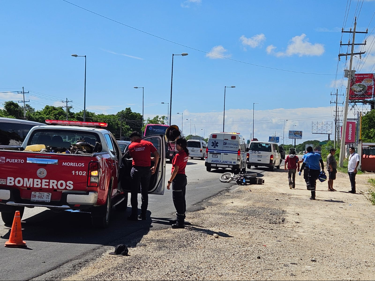 Paramédicos atendieron al motociclista lesionado.