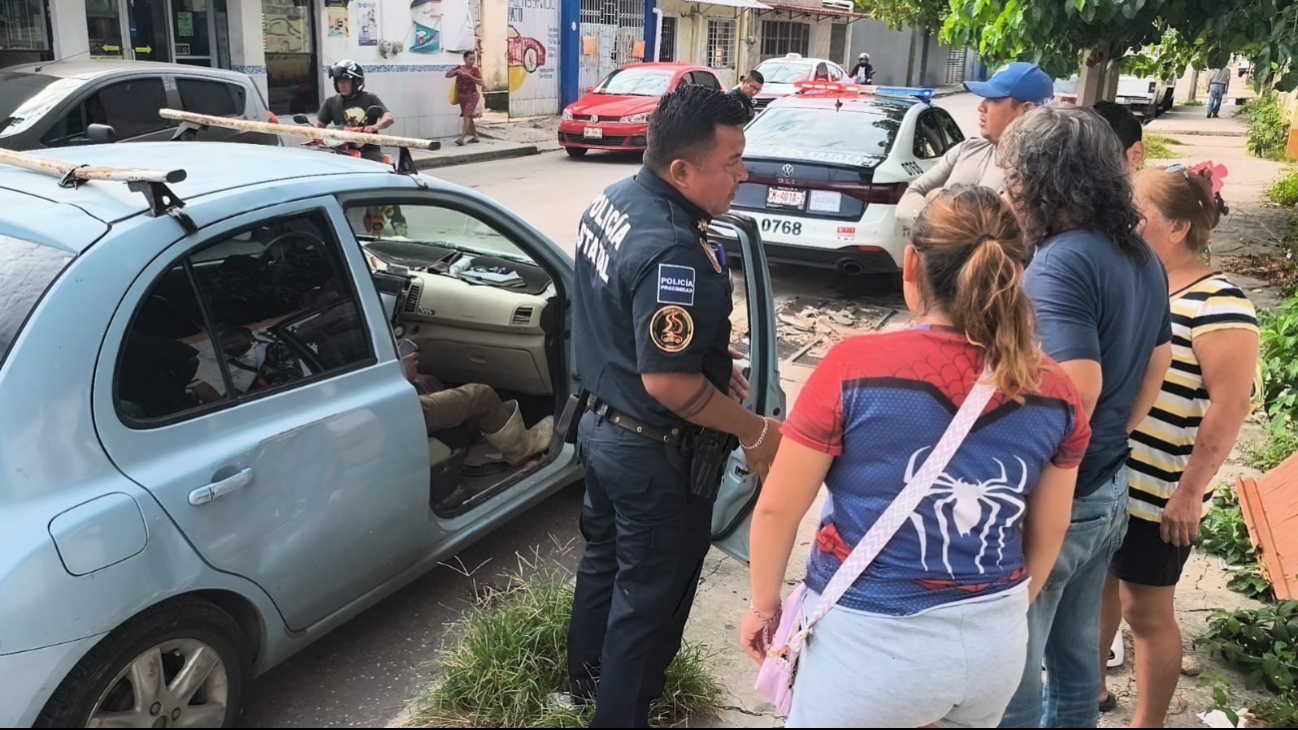 Vecinos y familiares auxiliaron al herido ante la tardanza de policías y paramédicos.