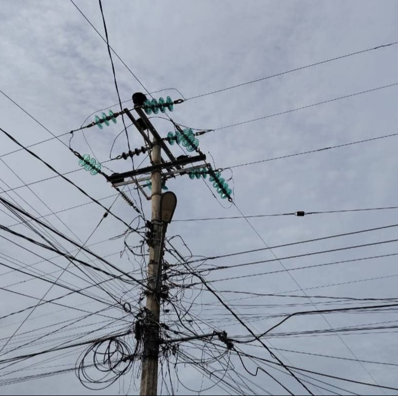 Vecinos exigen a la CFE sustituir los cables viejos, ya que los apagones son frecuentes en temporada de lluvias.