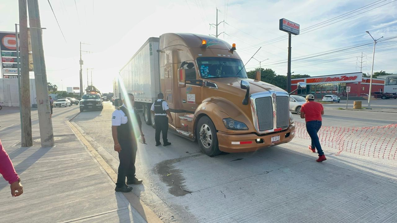 Choque entre camioneta y tractocamión deja daños materiales en Ciudad del Carmen