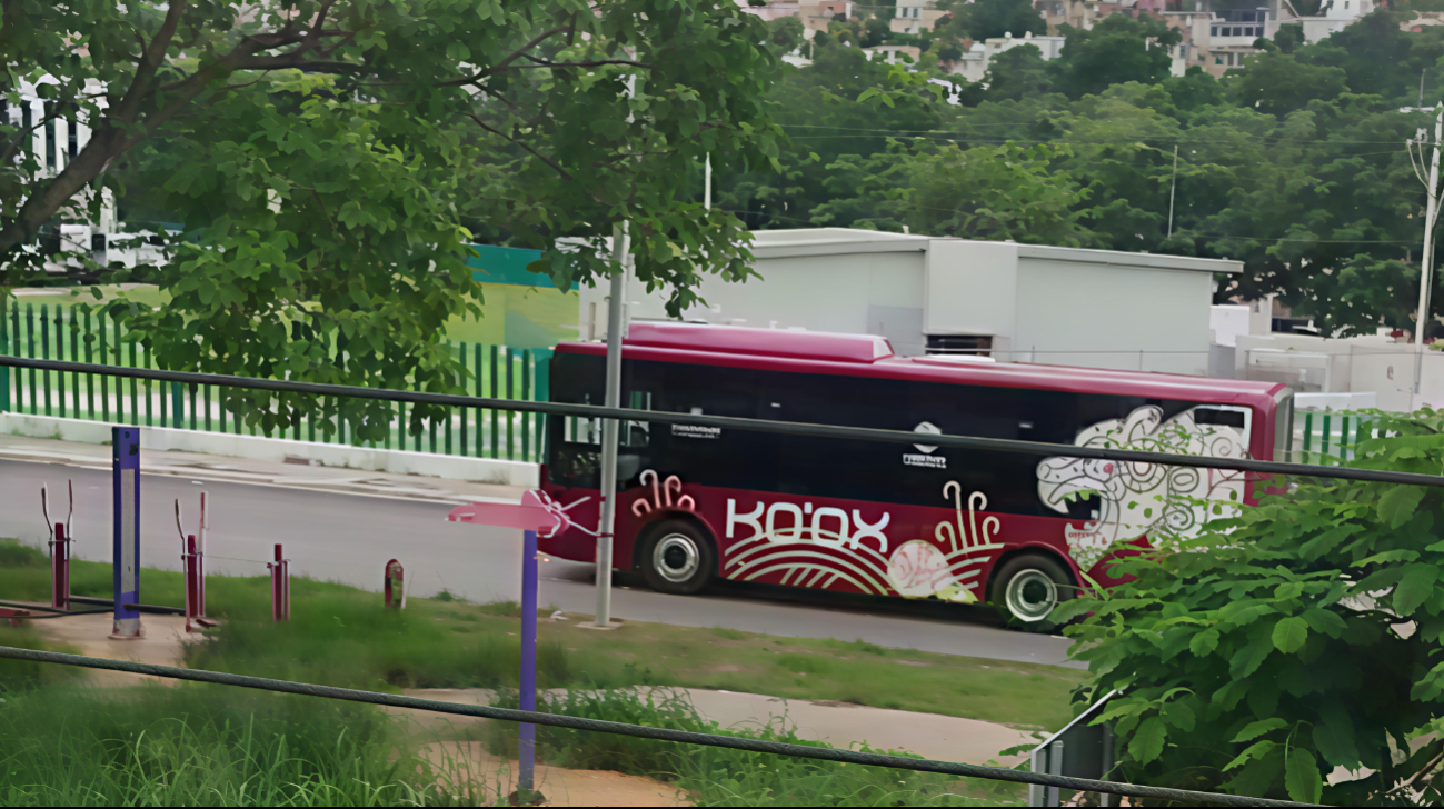 Ciudadanos de Campeche observaron por primera vez el tránsito de los nuevos camiones del sistema Ko’ox. Ciudadanos de Campeche observaron por primera vez el tránsito de los nuevos camiones del sistema Ko’ox.