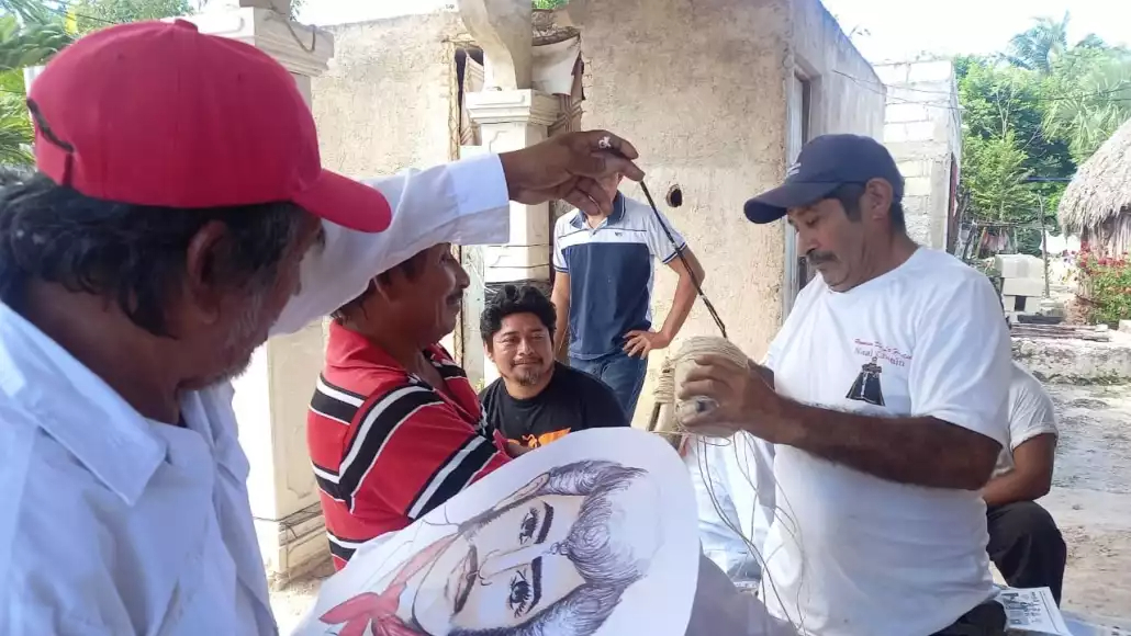El Caballero de Fuego, también llamado Dzulikak, es un muñeco hecho con madera, trapos, papel y ropa tradicional donada por la comunidad. El Caballero de Fuego, también llamado Dzulikak, es un muñeco hecho con madera, trapos, papel y ropa tradicional donada por la comunidad.