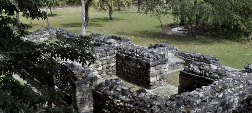 El sitio arqueológico abarca cinco kilómetros cuadrados con estructuras ceremoniales, altares, estelas y mascarones de estuco. El sitio arqueológico abarca cinco kilómetros cuadrados con estructuras ceremoniales, altares, estelas y mascarones de estuco.