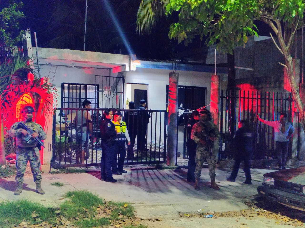 Elementos de distintas corporaciones de seguridad resguardaron la zona.