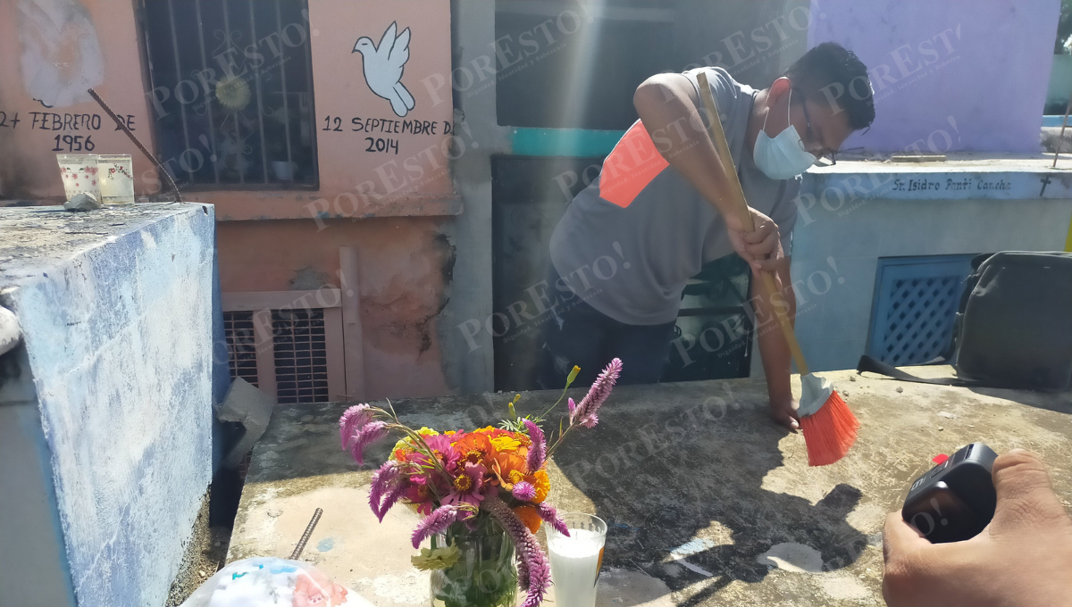 En Pomuch, los difuntos regresan limpios y bordados En Pomuch, los difuntos regresan limpios y bordados