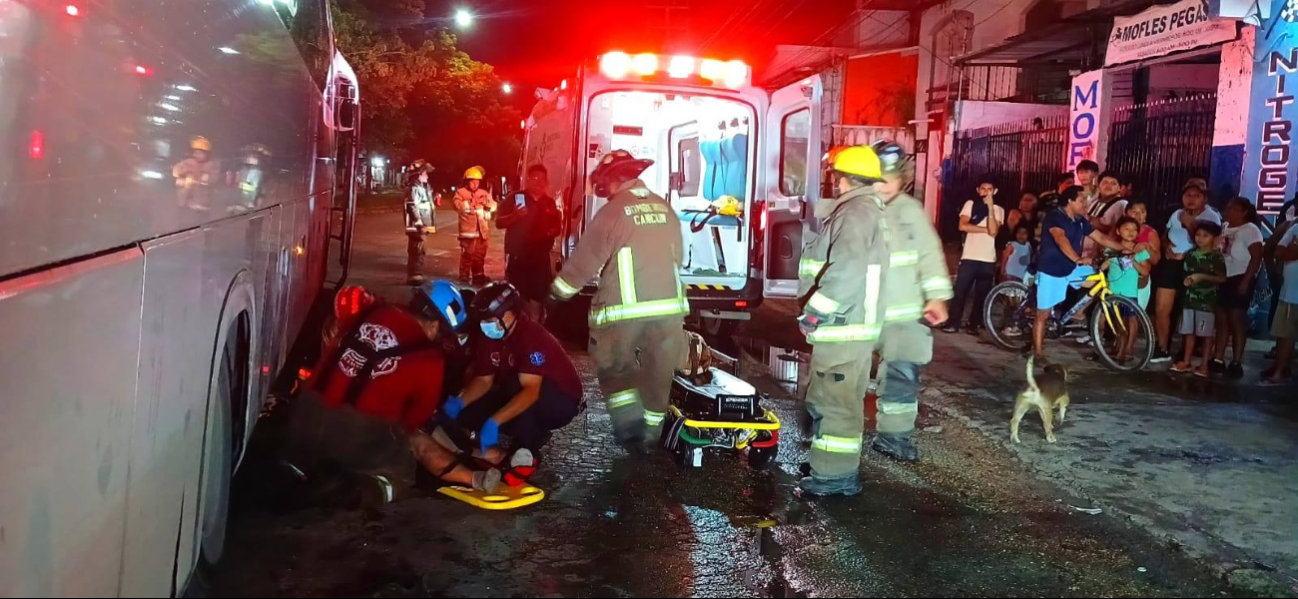 Paramédicos y bomberos respondieron al llamado de auxilio. Paramédicos y bomberos respondieron al llamado de auxilio.