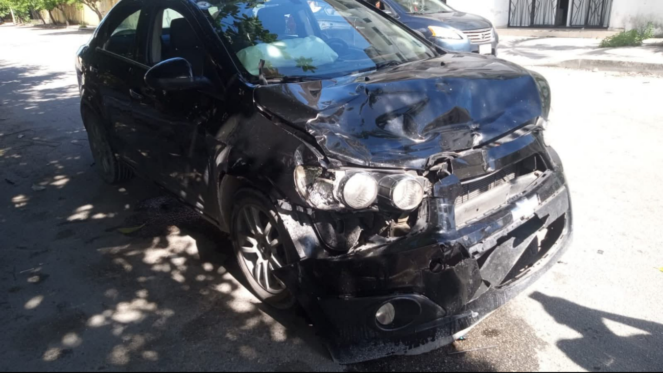 El auto compacto quedó severamente dañado en el frente. El auto compacto quedó severamente dañado en el frente.