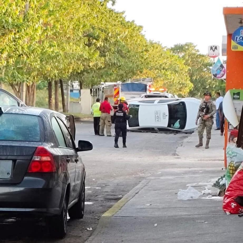 El taxi terminó volcada 945 en el cruce de la avenida Luis Manuel Sevilla y la calle Costa Rica.