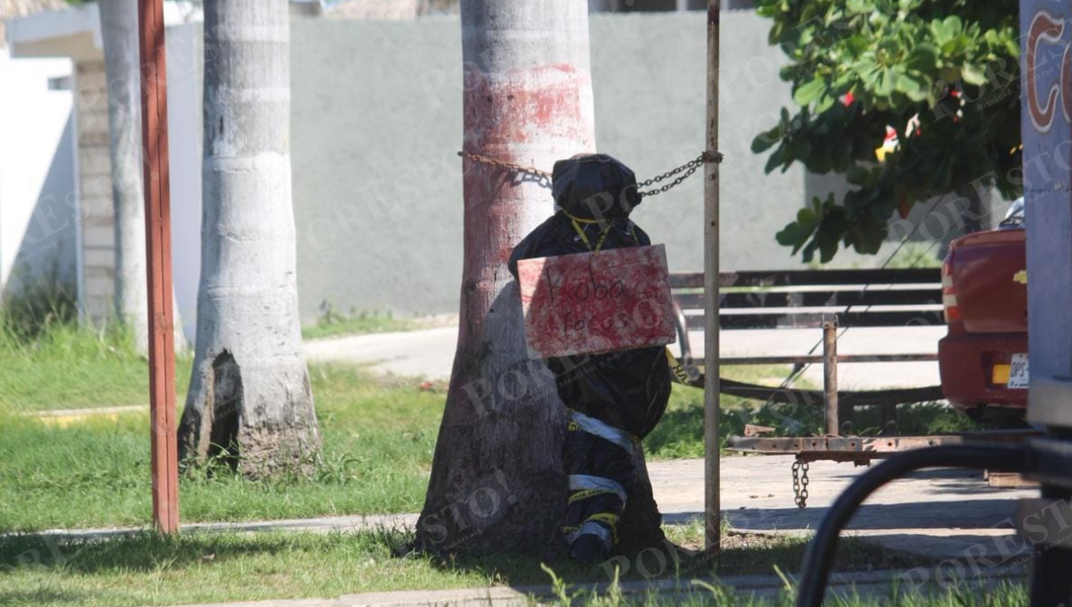 En el malecón de Champotón, una figura de “embolsado” apareció frente a una taquería como protesta por los constantes robos.