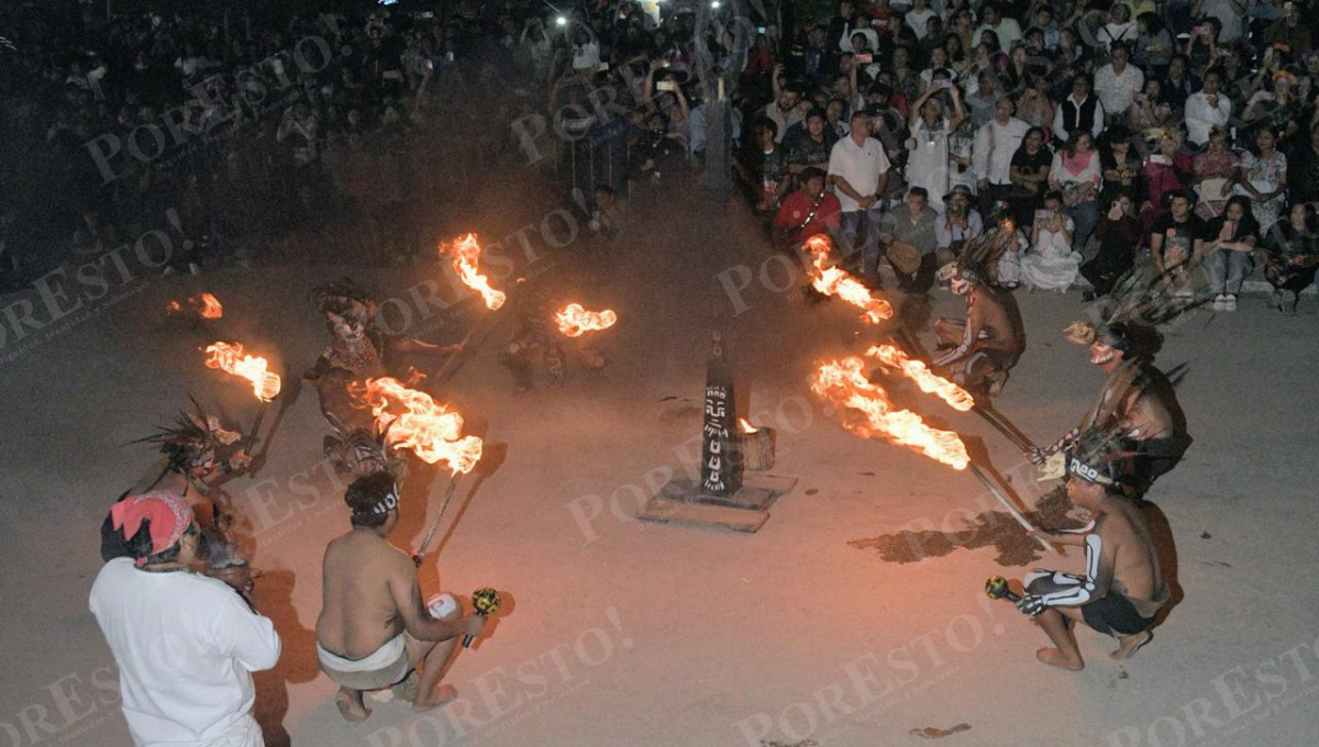 La Calzada de los Muertos en Pomuch se llenó de vida, colores, flores y música durante la celebración “Pomuch para el mundo”. La Calzada de los Muertos en Pomuch se llenó de vida, colores, flores y música durante la celebración “Pomuch para el mundo”.