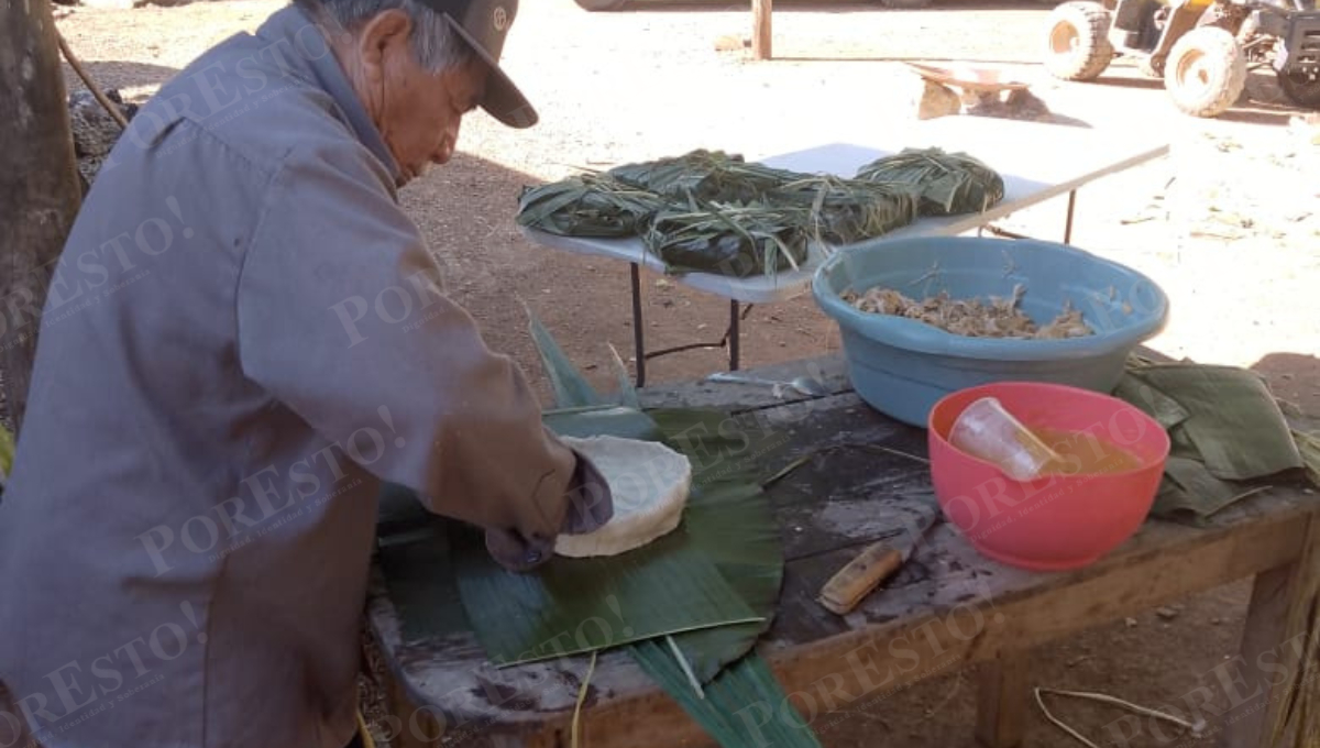 Para Ermilo, mantener la tradición del pibipollo es una forma de “honrar a los que ya no están y recordar que el respeto comienza en casa”. Para Ermilo, mantener la tradición del pibipollo es una forma de “honrar a los que ya no están y recordar que el respeto comienza en casa”.