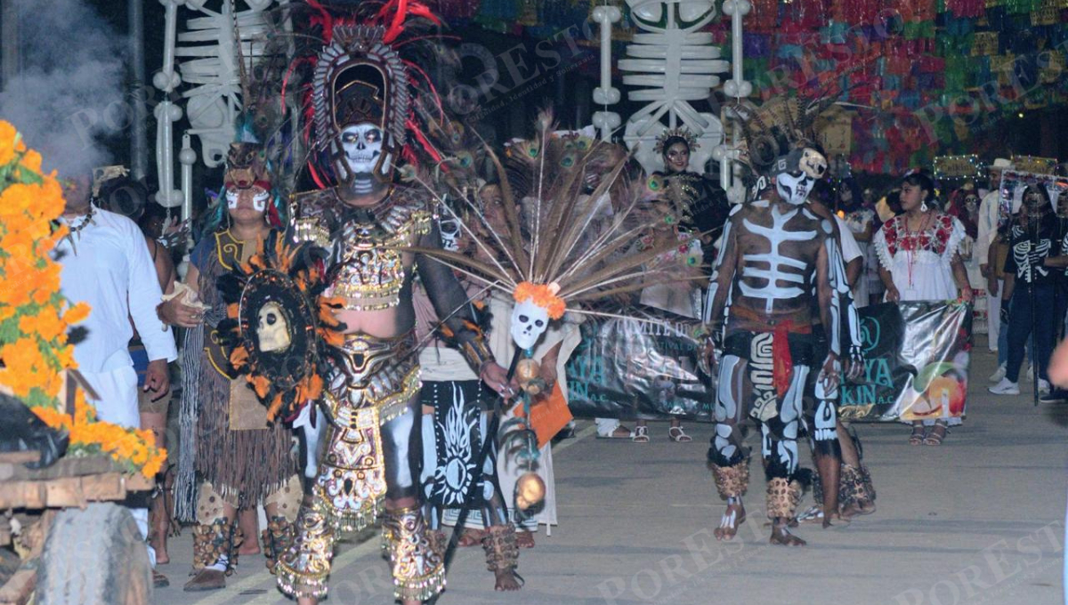 Pomuch celebra la vida en la Calzada de los Muertos; así se vivió el Paseo de los Pixanes 2025