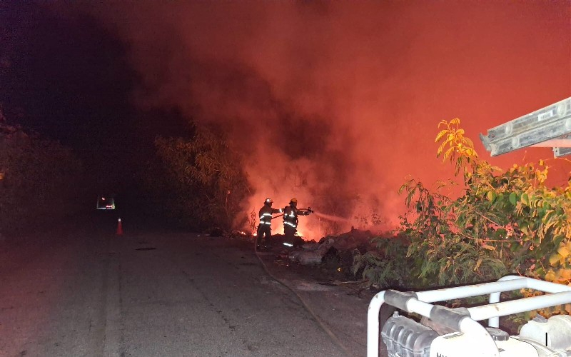 Un incendio de 200 metros cuadrados se registró en un basurero clandestino cerca de la comunidad de El Cedral, en Lázaro Cárdenas. Un incendio de 200 metros cuadrados se registró en un basurero clandestino cerca de la comunidad de El Cedral, en Lázaro Cárdenas.