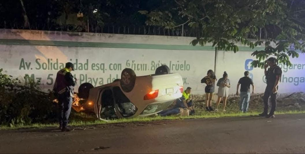 El automóvil perdió el control y se proyectó contra unas piedras antes de terminar con las llantas arriba