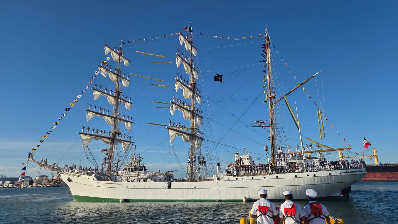 El buque Cuauhtémoc atraca en el puerto de Progreso antes de lo previsto por condiciones climatológicas