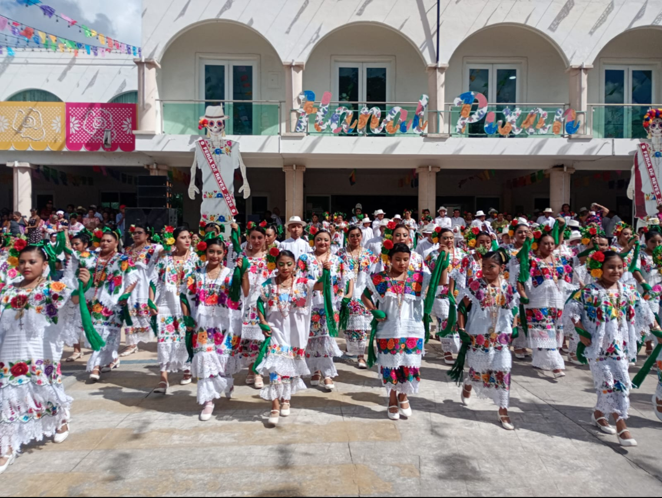 El contingente partió del Palacio Municipal, se dirigió a las casas de los diputados de la fi esta y recorrió el parque Francisco Cantón