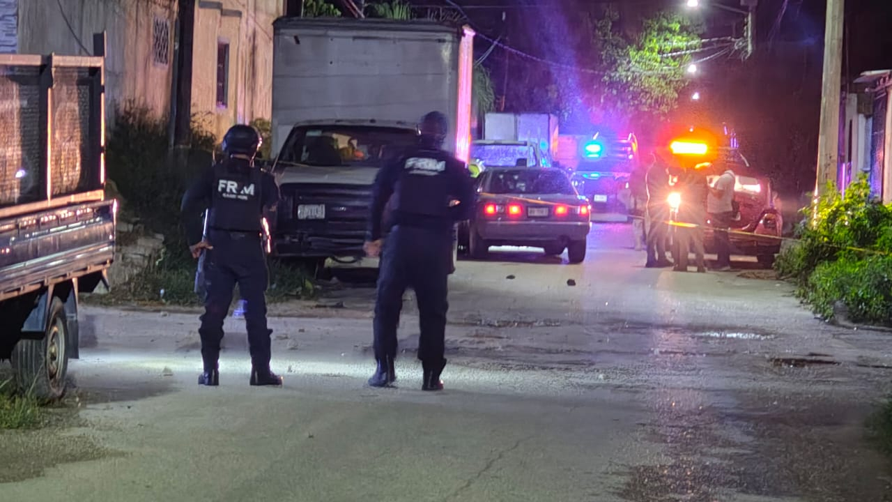 Elementos policiacos acudieron al lugar para resguardar la escena del crimen.