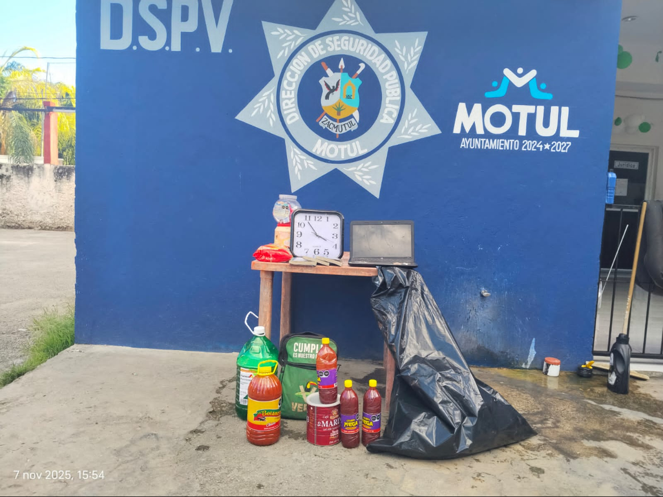 Entre los productos, dos meno res llevaban una laptop