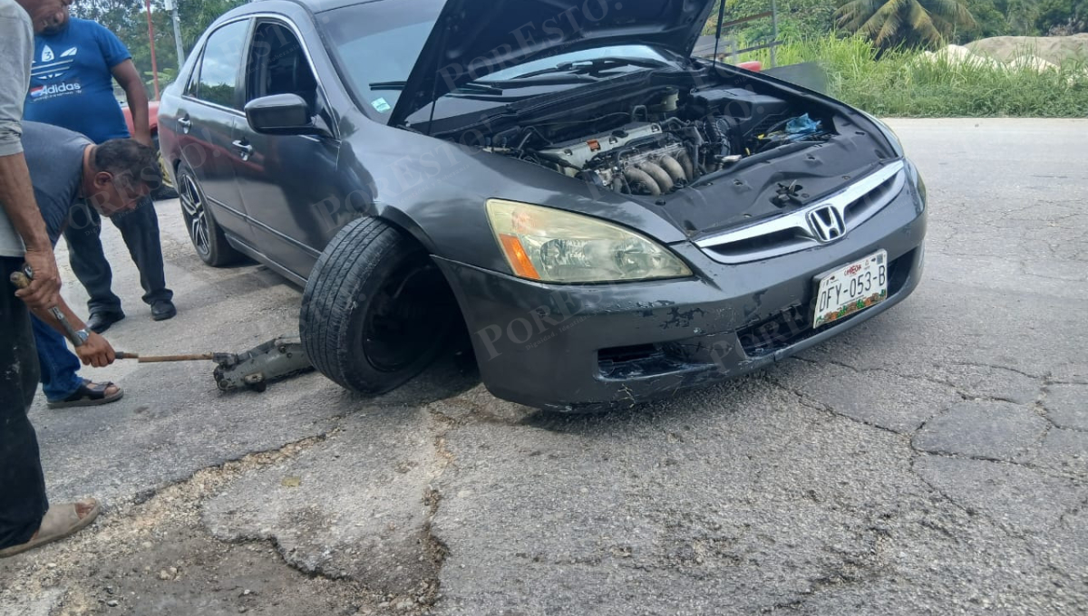 Honda gris sufre avería y queda sobre el camellón en Fátima