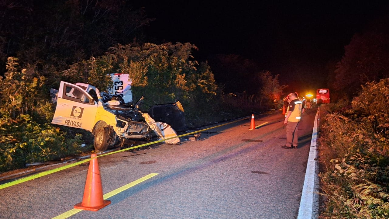 La camioneta de transporte de valores quedó destrozada del frente.