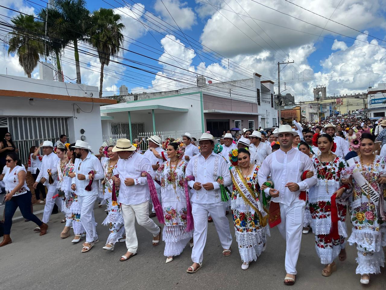 Miles de personas participan en el convite de la feria en honor a Gaspar, Melchor y Baltasar