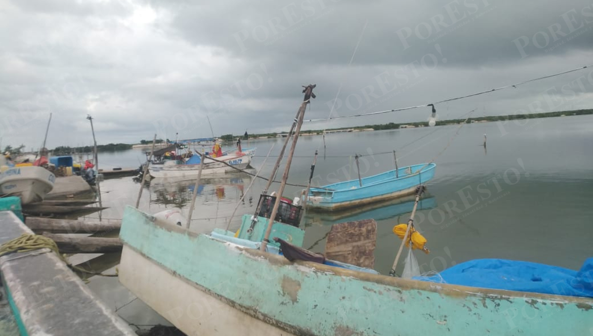 Pescadores de Sabancuy resguardaron sus lanchas ante el cierre de puertos por el frente frío número 13.