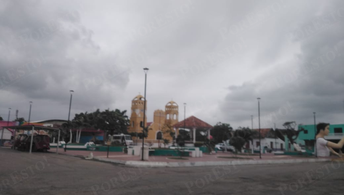 Sabancuy queda sin luz ni señal por frente frío 13; pobladores reclaman a CFE